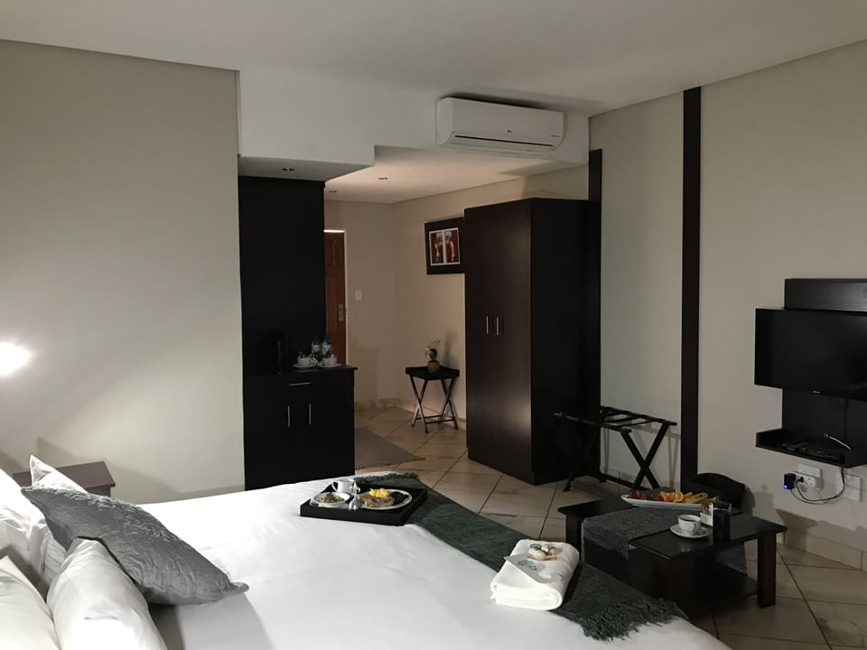 Family Suite | Private kitchenette | Coffee/tea maker, electric kettle