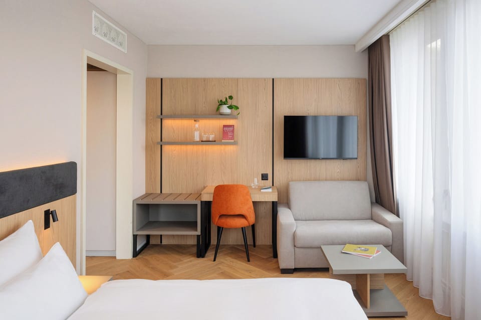 Deluxe Room | Minibar, desk, laptop workspace, blackout drapes