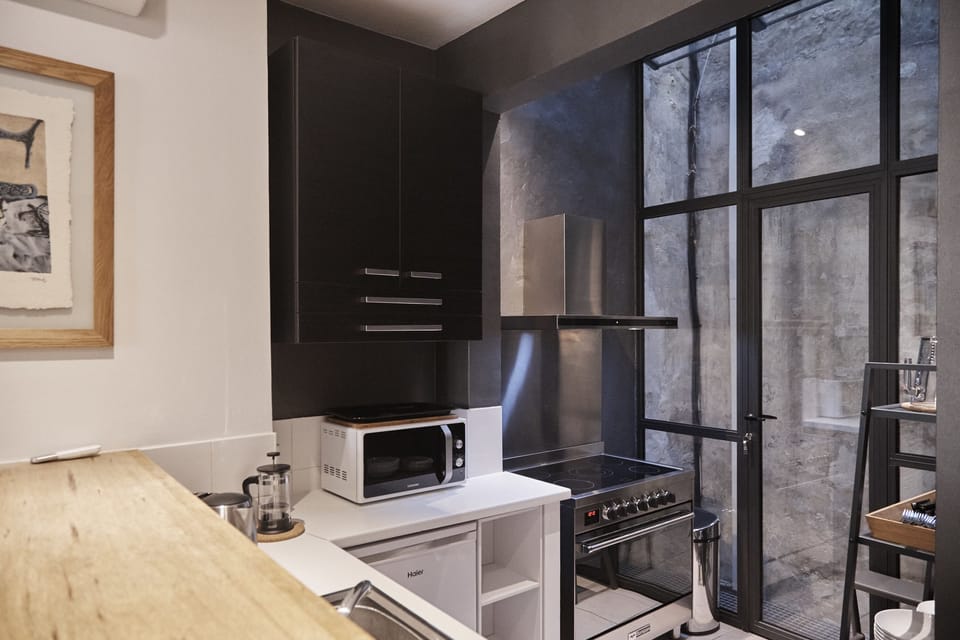 Deluxe Duplex, Kitchen | Private kitchen | Coffee/tea maker, fridge, microwave, stovetop