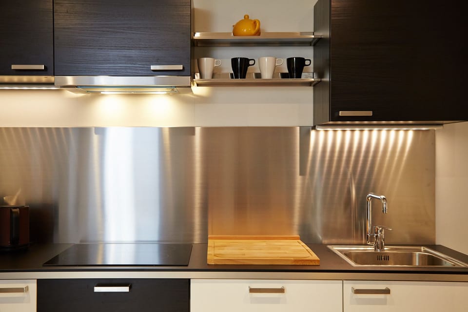 Coffee/tea maker, fridge, microwave, stovetop