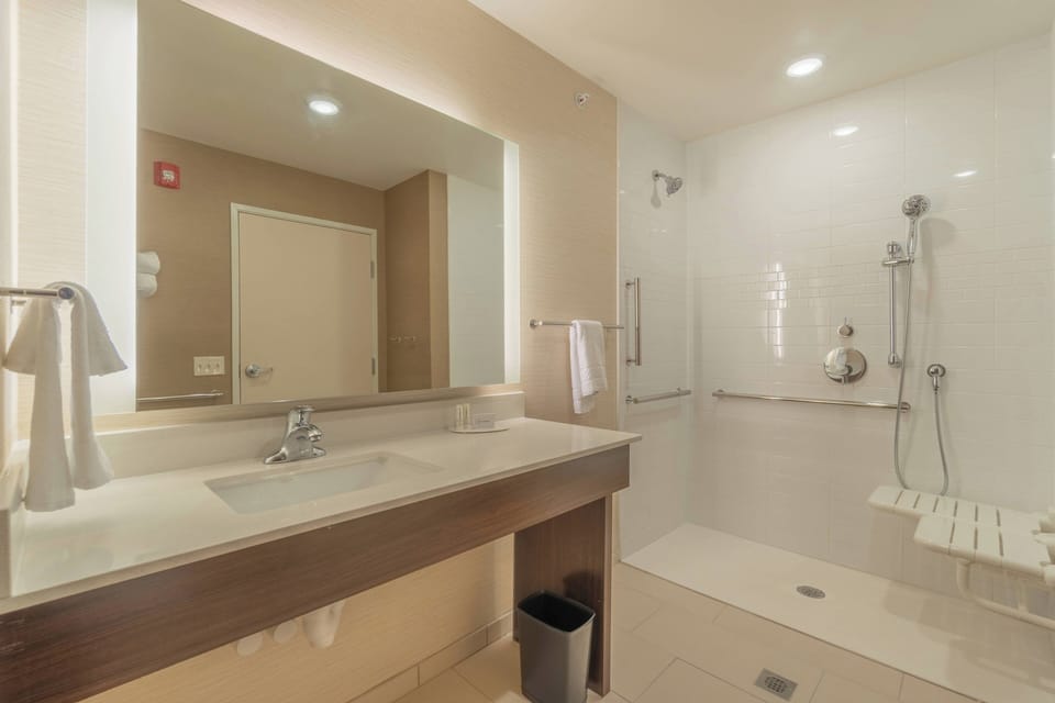 Free toiletries, hair dryer, bathrobes, towels