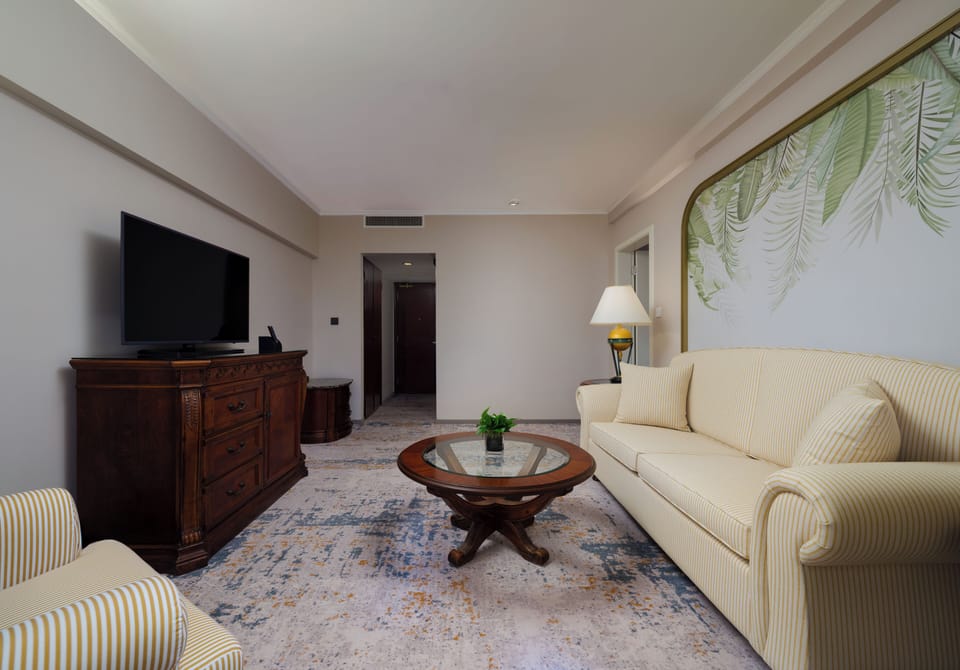 Deluxe Suite | Minibar, in-room safe, desk, blackout drapes