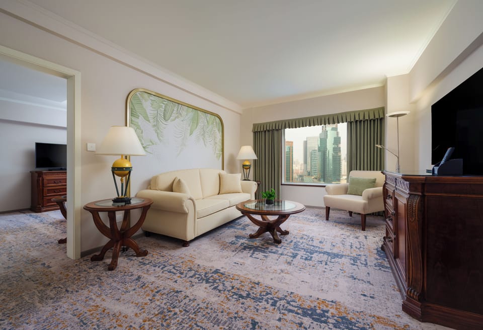 Deluxe Suite | Minibar, in-room safe, desk, blackout drapes