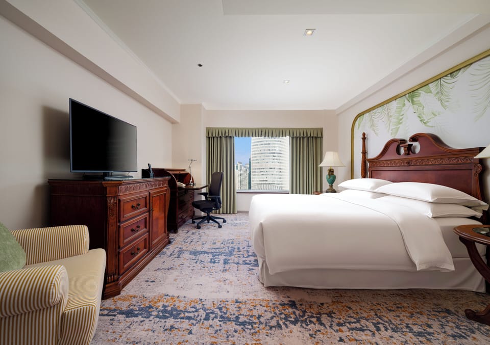 Deluxe Suite | Minibar, in-room safe, desk, blackout drapes
