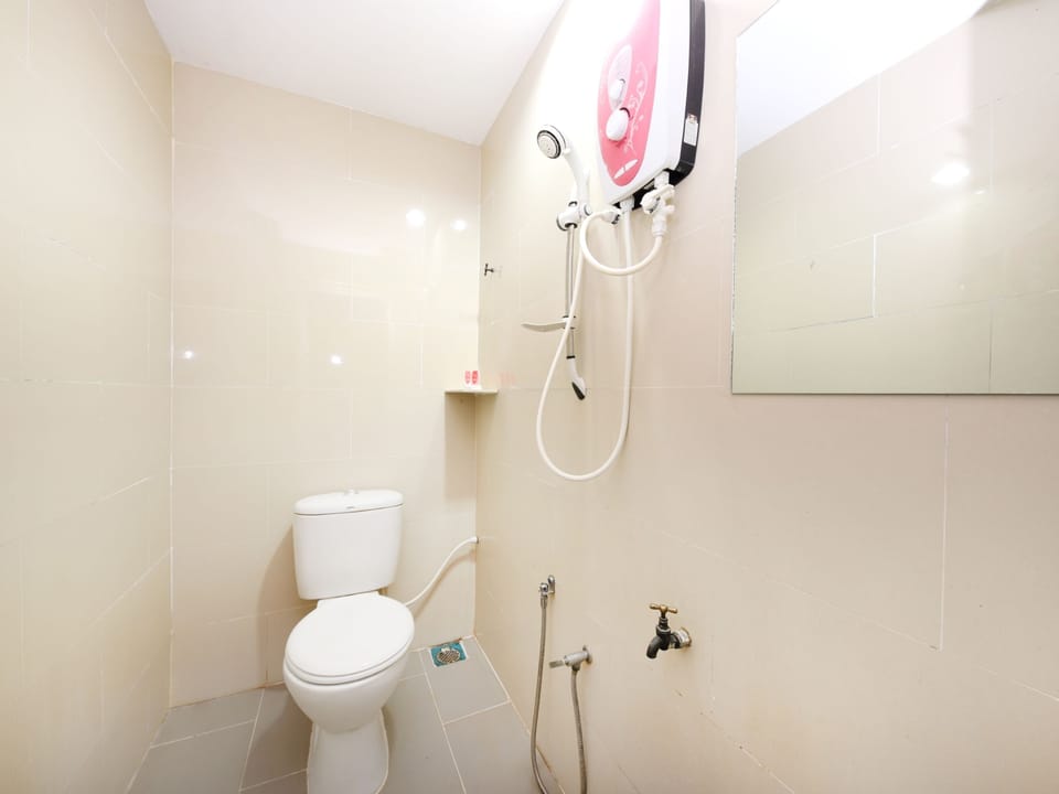 Shower, bidet, towels