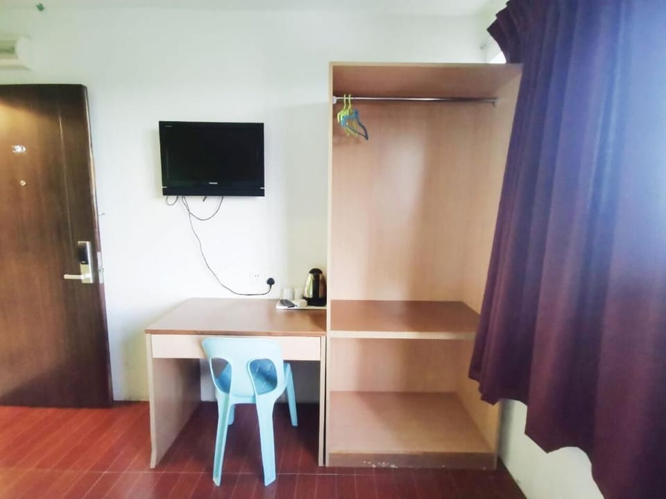 Desk, free WiFi