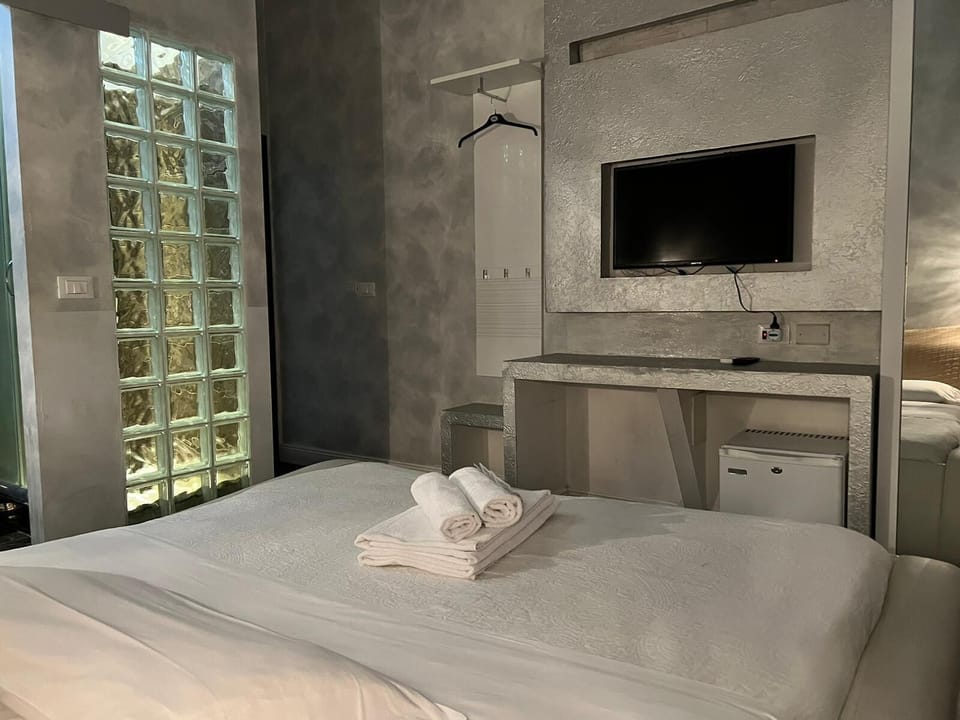 Minibar, in-room safe, desk, iron/ironing board