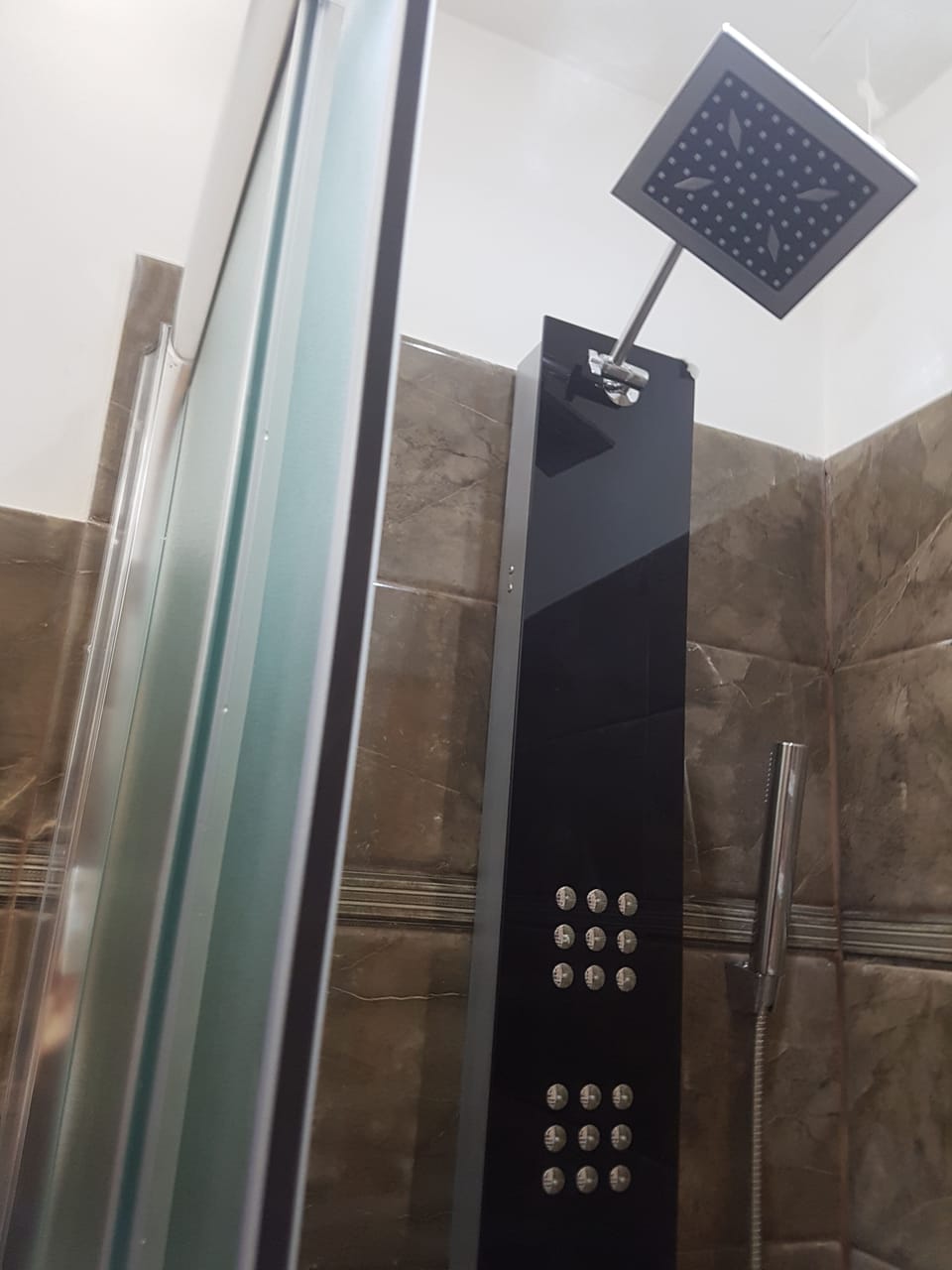 Deluxe Double Room | Bathroom shower