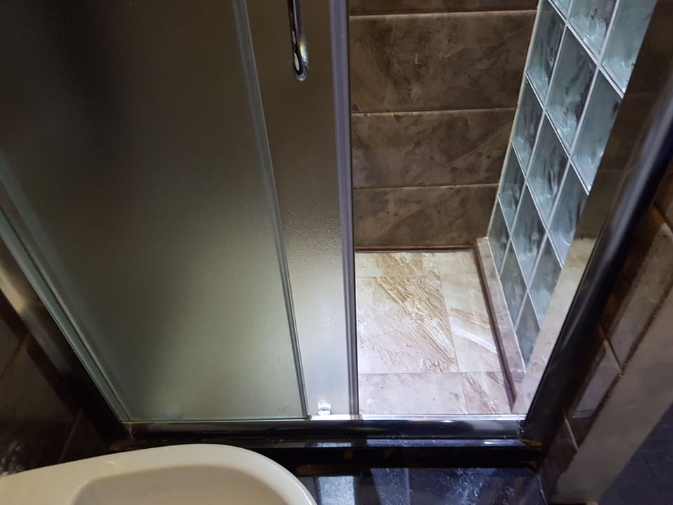 Deluxe Double Room (1) | Bathroom shower