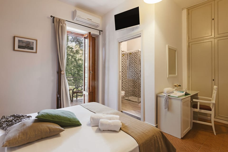 Triple Room | Minibar, desk, free WiFi, bed sheets