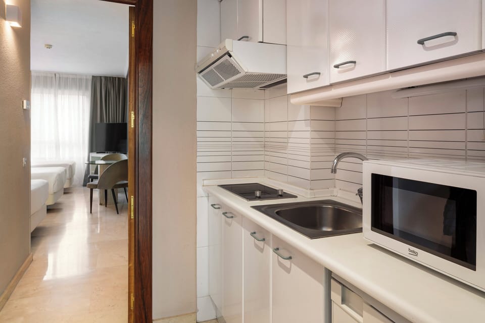 Classic Triple Room (Apartamento) | Minibar, in-room safe, desk, free WiFi