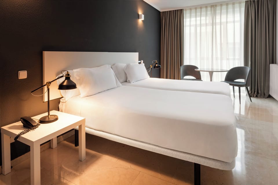 Classic Twin Room (Apartamento) | Minibar, in-room safe, desk, free WiFi
