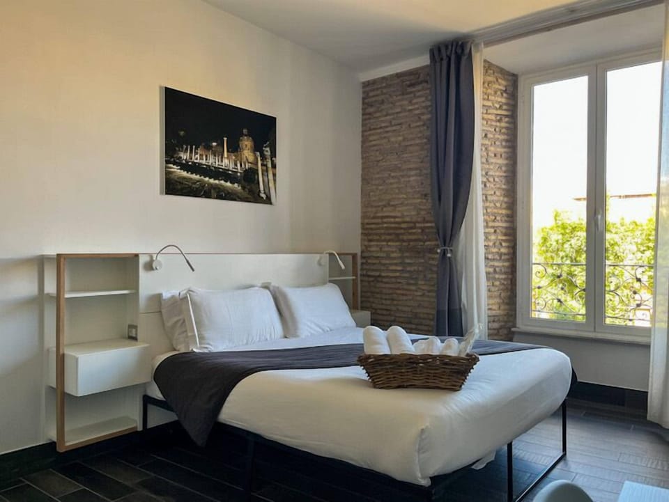 Deluxe Double Room | Minibar, in-room safe, desk, iron/ironing board