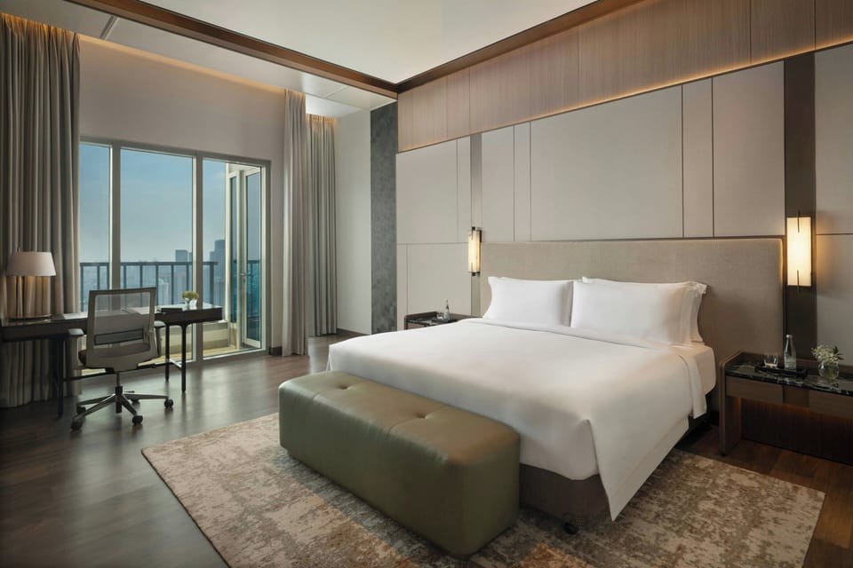 Premium Room, 1 King Bed, Non Smoking | Premium bedding, minibar, in-room safe, desk