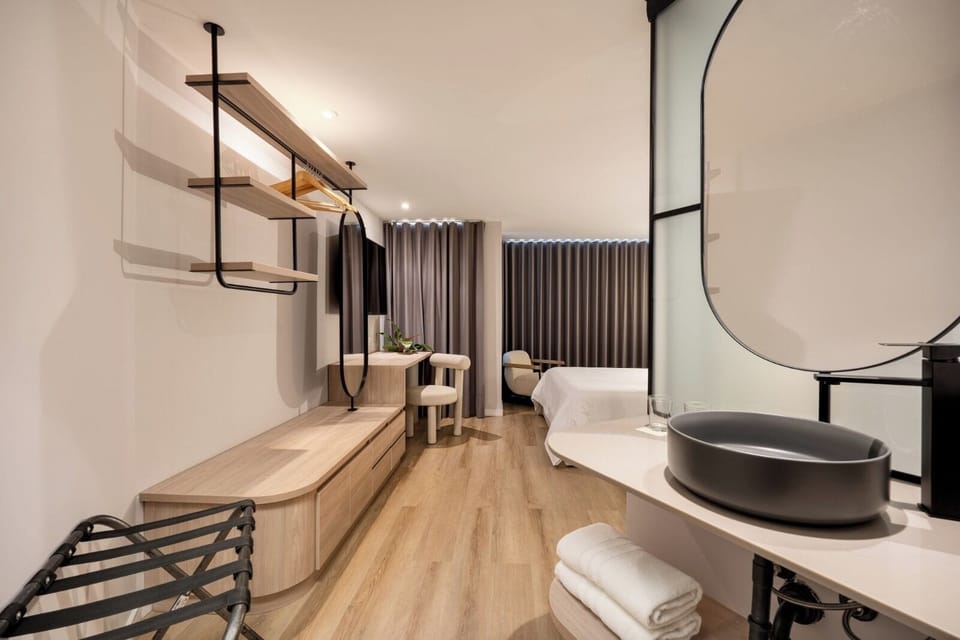 Premium Room, 1 Double Bed | Premium bedding, minibar, in-room safe, desk
