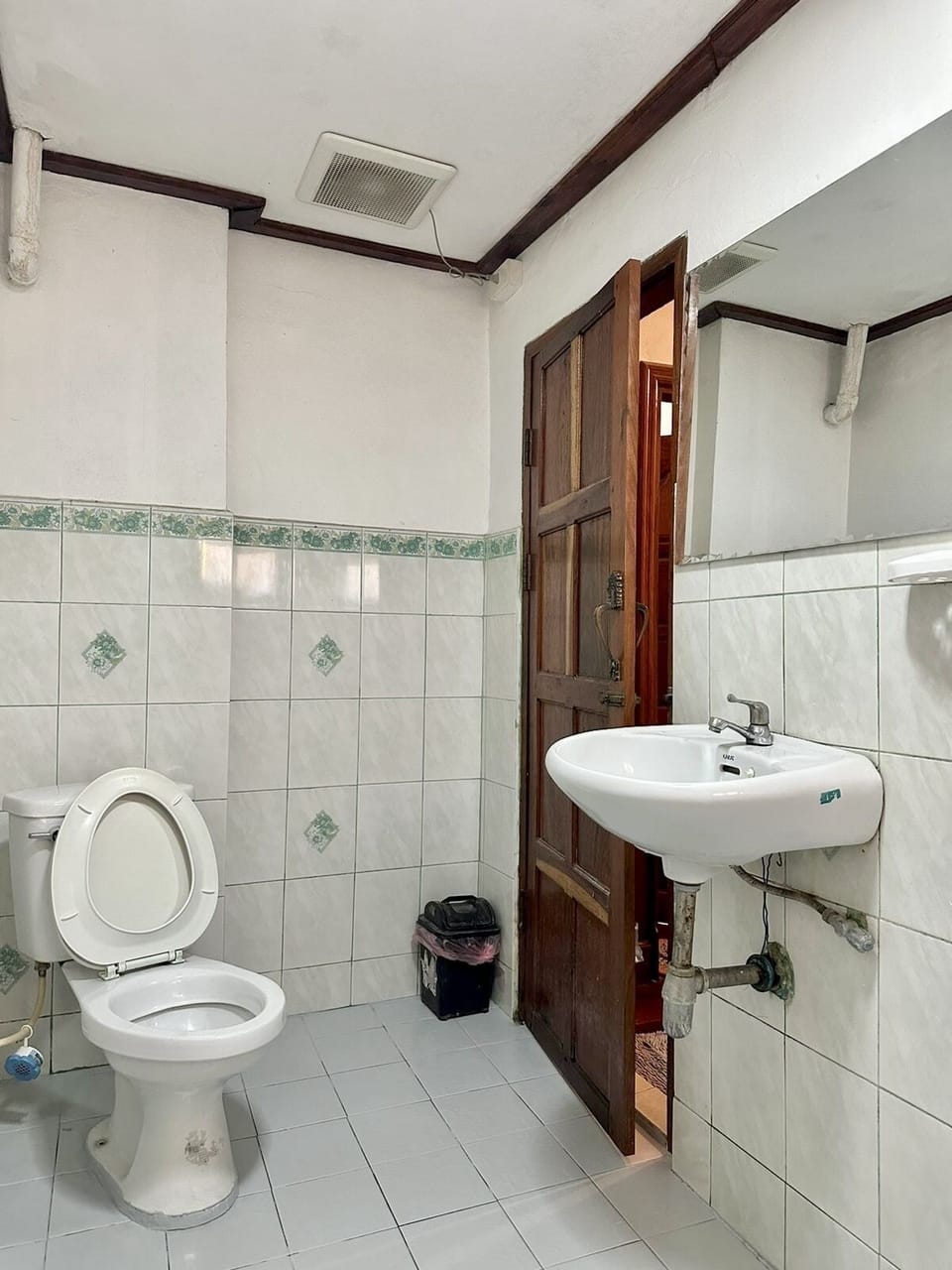 Standard Twin Room | Bathroom | Shower, free toiletries, hair dryer, slippers