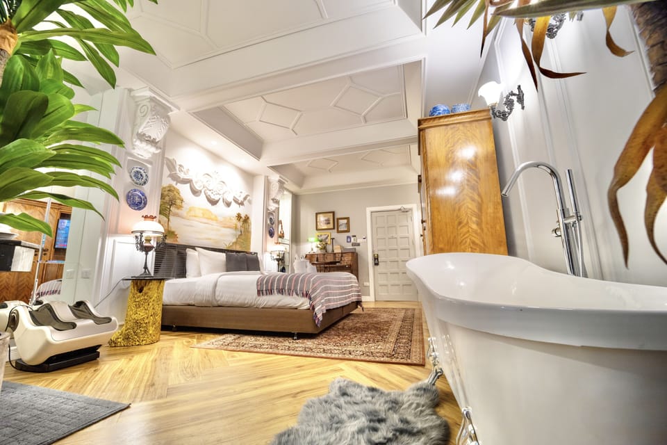 Signature Single Room | Desk, iron/ironing board, free WiFi, bed sheets