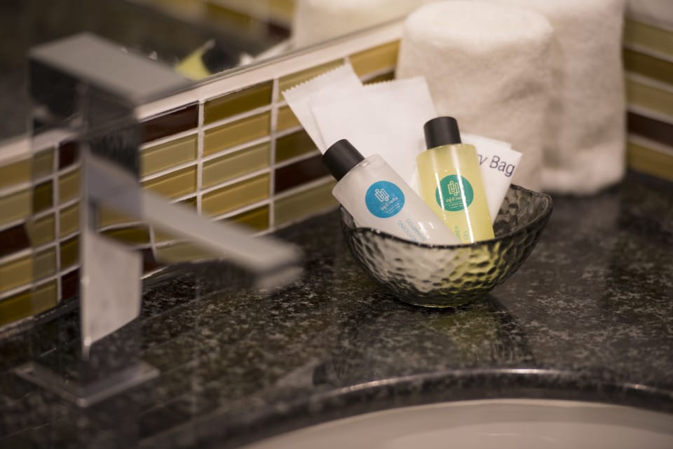 Deluxe Suite, 1 King Bed, Non Smoking, Garden View | Bathroom amenities | Shower, free toiletries, hair dryer, towels