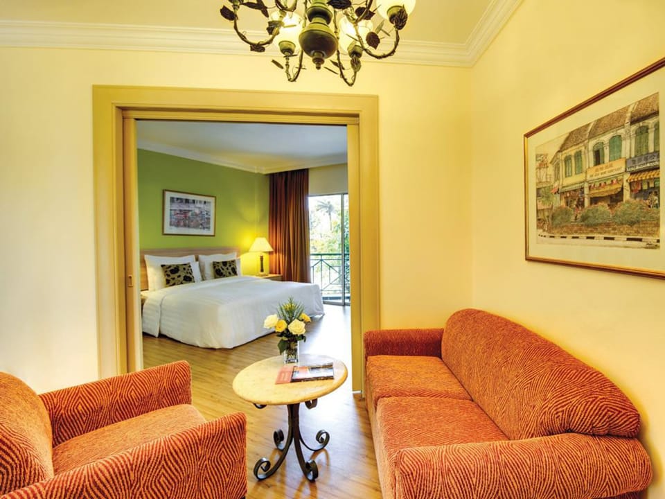 Minibar, in-room safe, desk, iron/ironing board