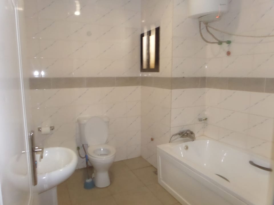 Shower, free toiletries, towels