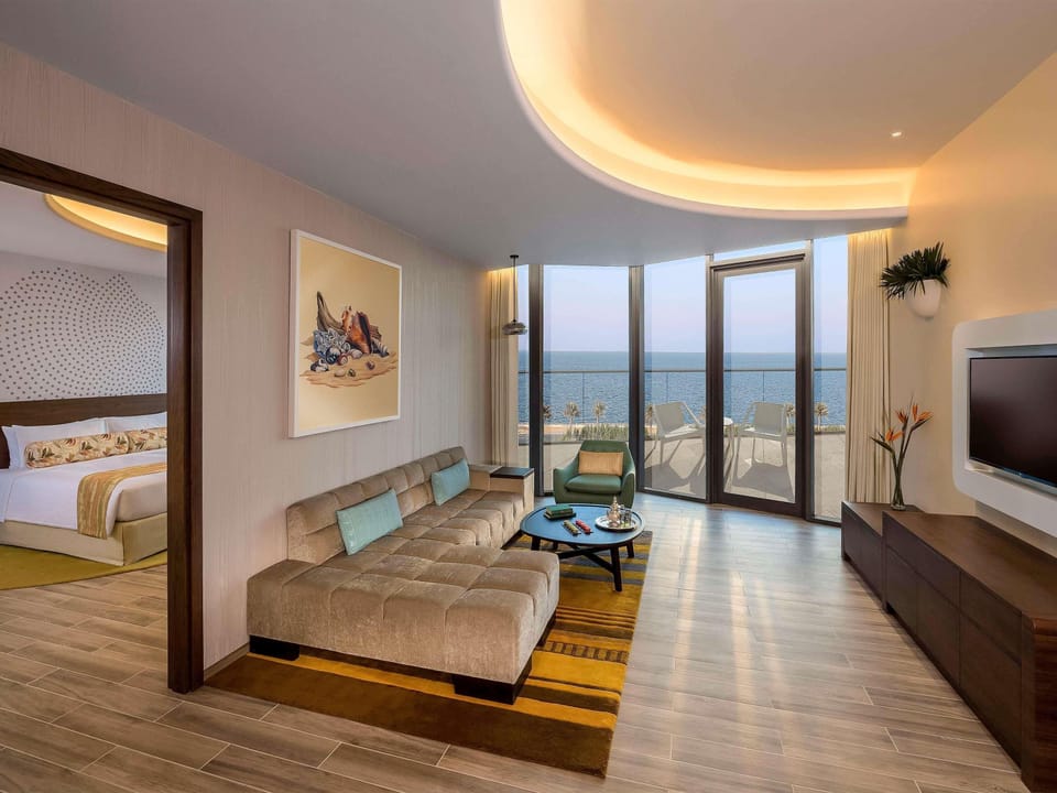 Premium Suite, 1 Bedroom, Balcony (Palm Sea View and Club Lounge Access) | Egyptian cotton sheets, premium bedding, down comforters, pillowtop beds