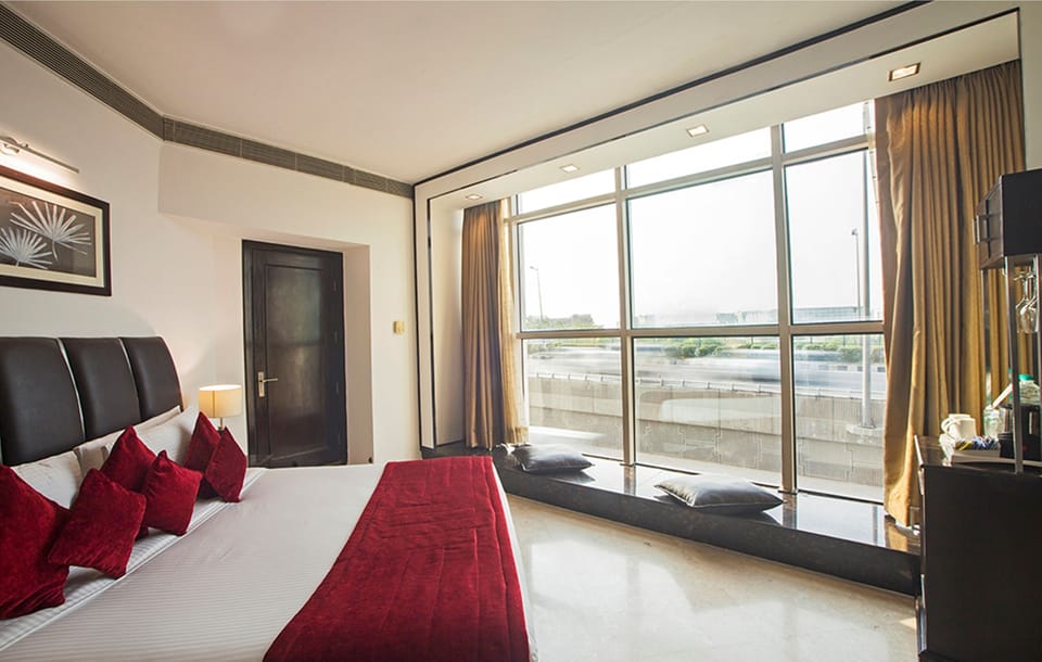 Suite | Minibar, in-room safe, individually decorated, desk