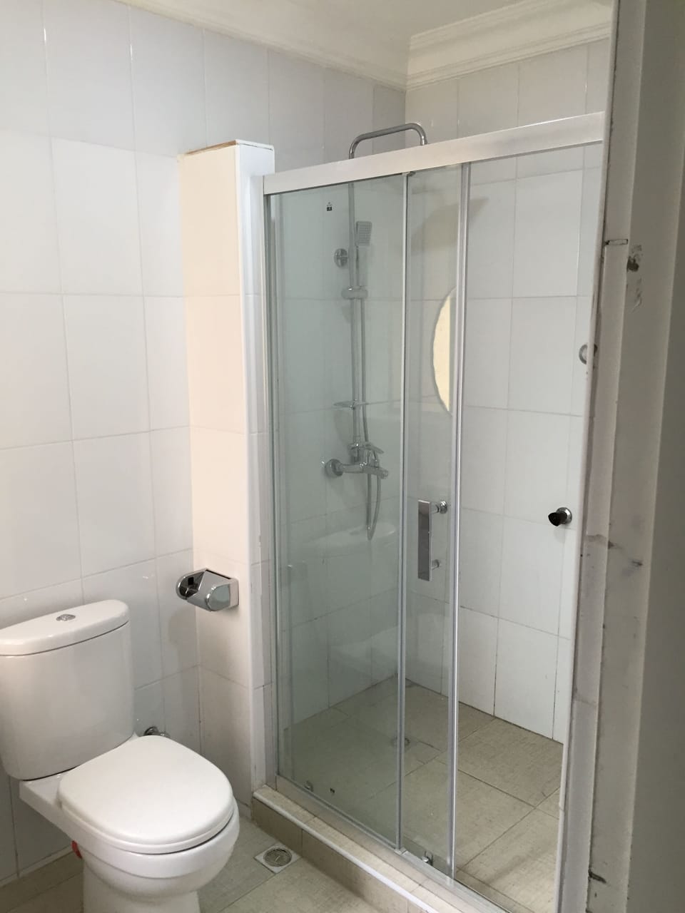 Rainfall showerhead, free toiletries, towels, soap