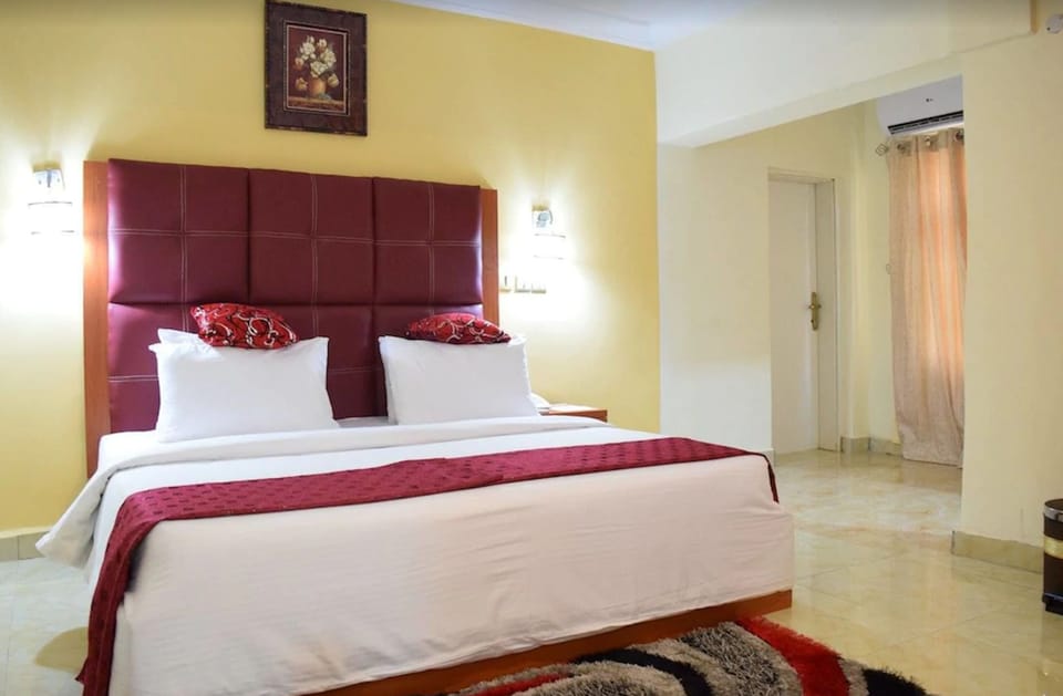 Deluxe Suite | In-room safe, individually decorated, individually furnished