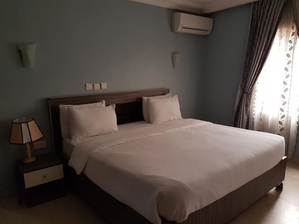 Deluxe Suite, 1 Bedroom | In-room safe, desk, iron/ironing board, free WiFi