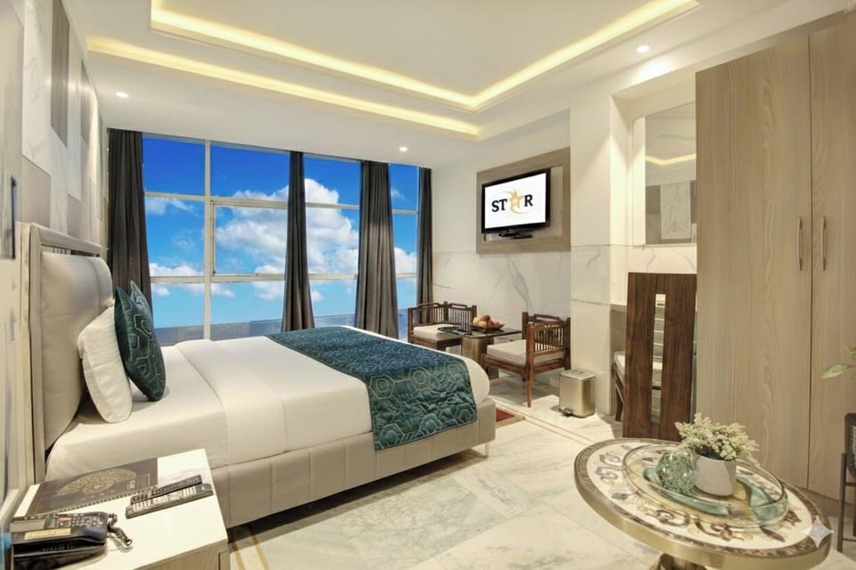 Executive Room, 1 Double Bed, Non Smoking | Cribs/infant beds, rollaway beds, free WiFi