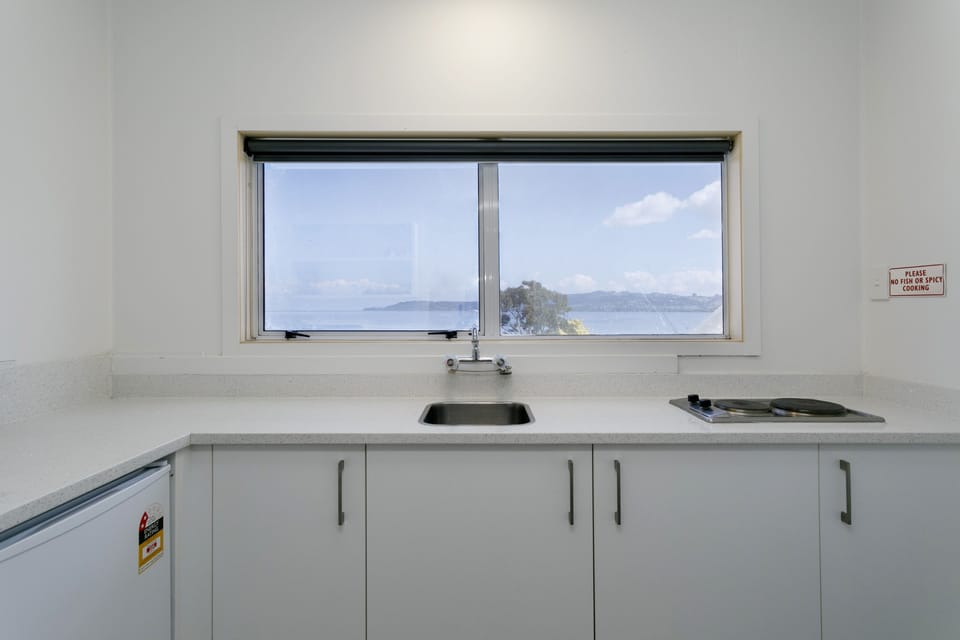 Lakefront  1 Bedrom Super King Suite (upper floor , no spa) | Private kitchen | Microwave, coffee/tea maker, toaster, cleaning supplies