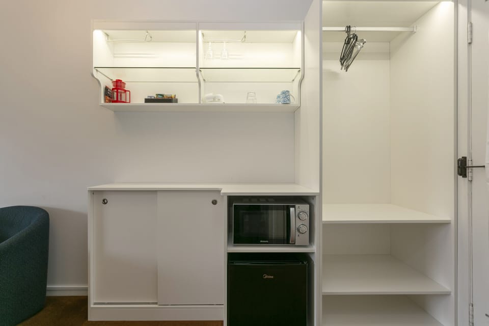 Economy Studio, 1 King Bed, Ground Floor | Iron/ironing board, free WiFi, bed sheets