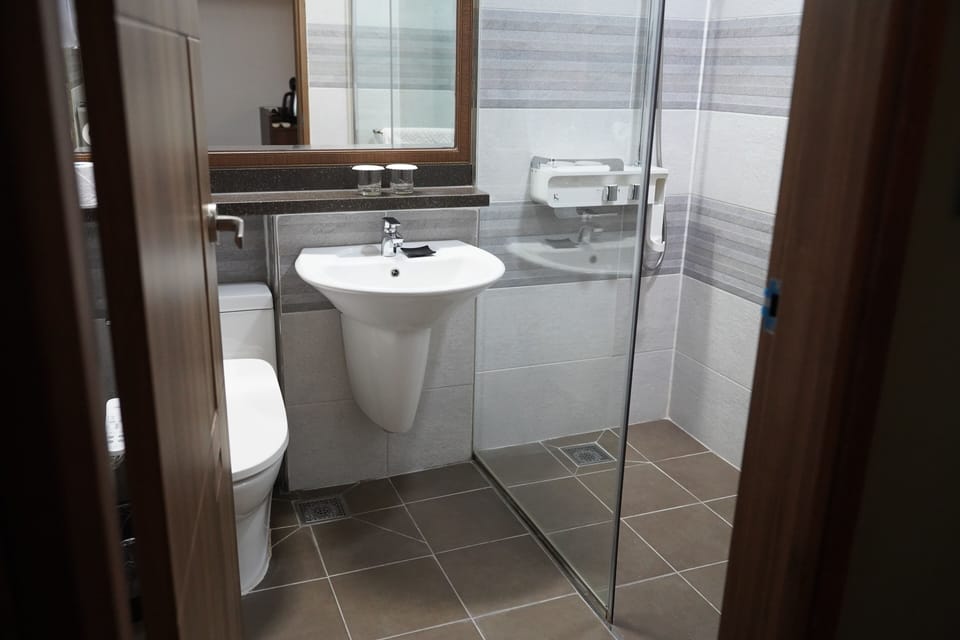 Deluxe Twin Room with Breakfast. Floor heating | Bathroom | Free toiletries, hair dryer, slippers, towels