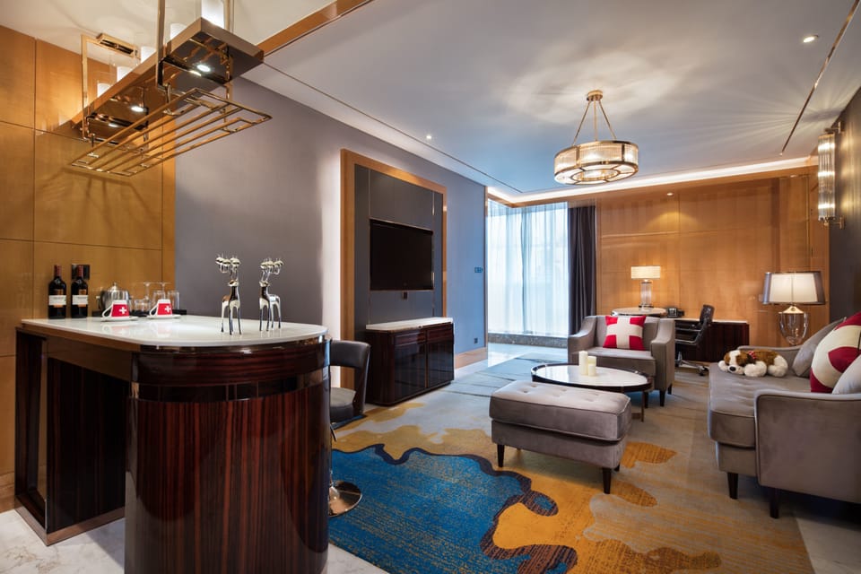 Deluxe Suite | Minibar, in-room safe, desk, blackout drapes