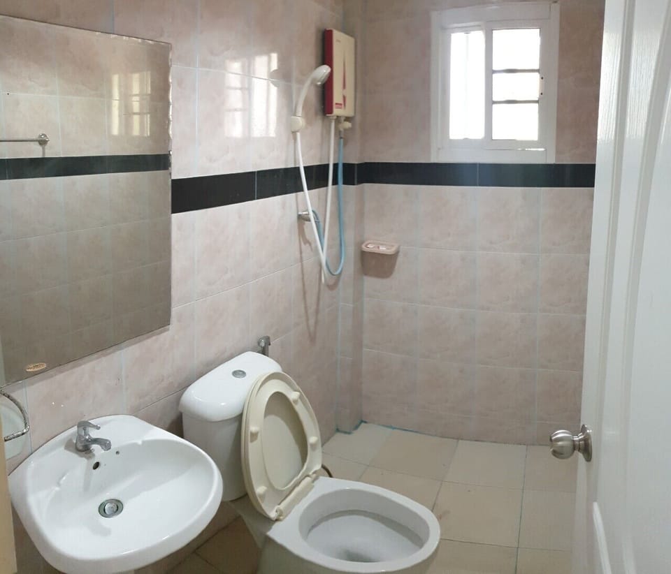 Standard Shene 13 | Bathroom | Shower, free toiletries, towels