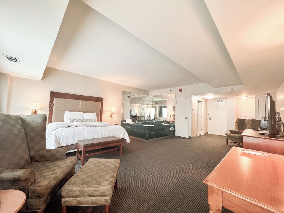 Executive Suite, Jetted Tub | Premium bedding, pillowtop beds, in-room safe, desk