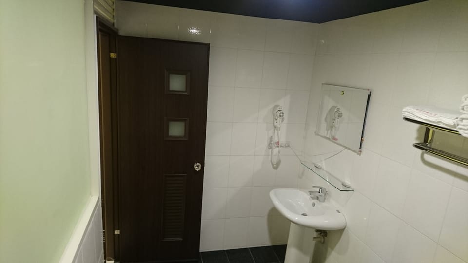 Standard Quadruple Room (without window) | Bathroom | Shower, free toiletries, hair dryer, slippers