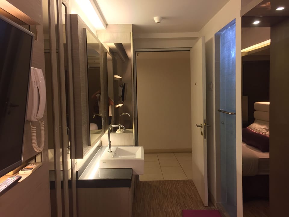 Deluxe Studio Apartment | Bathroom sink