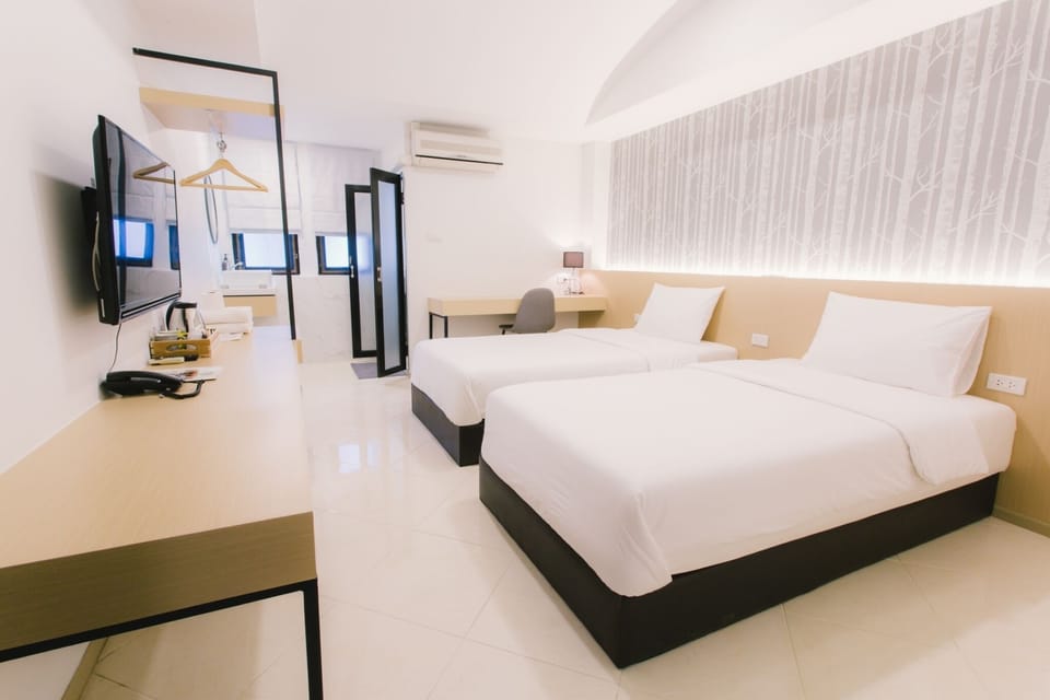 Studio, 2 Twin Beds | Minibar, desk, free WiFi, bed sheets