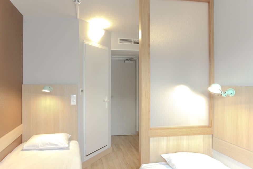 Twin Room | Desk, free WiFi, bed sheets, wheelchair access