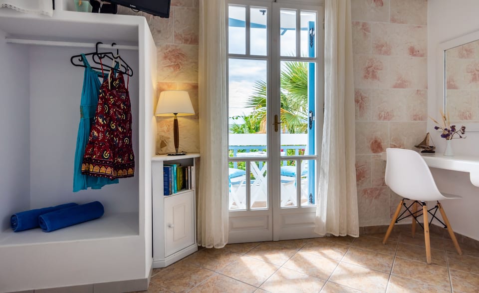 Orizontes Studios Bed and Breakfast in Milos