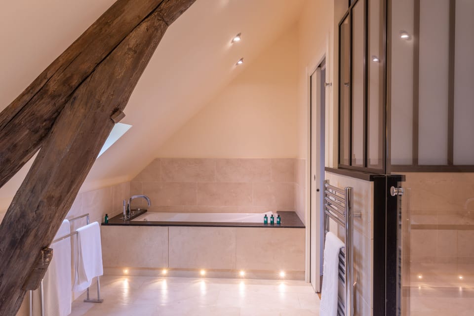 Suite Alfred | Bathroom | Slippers, soap, shampoo, toilet paper