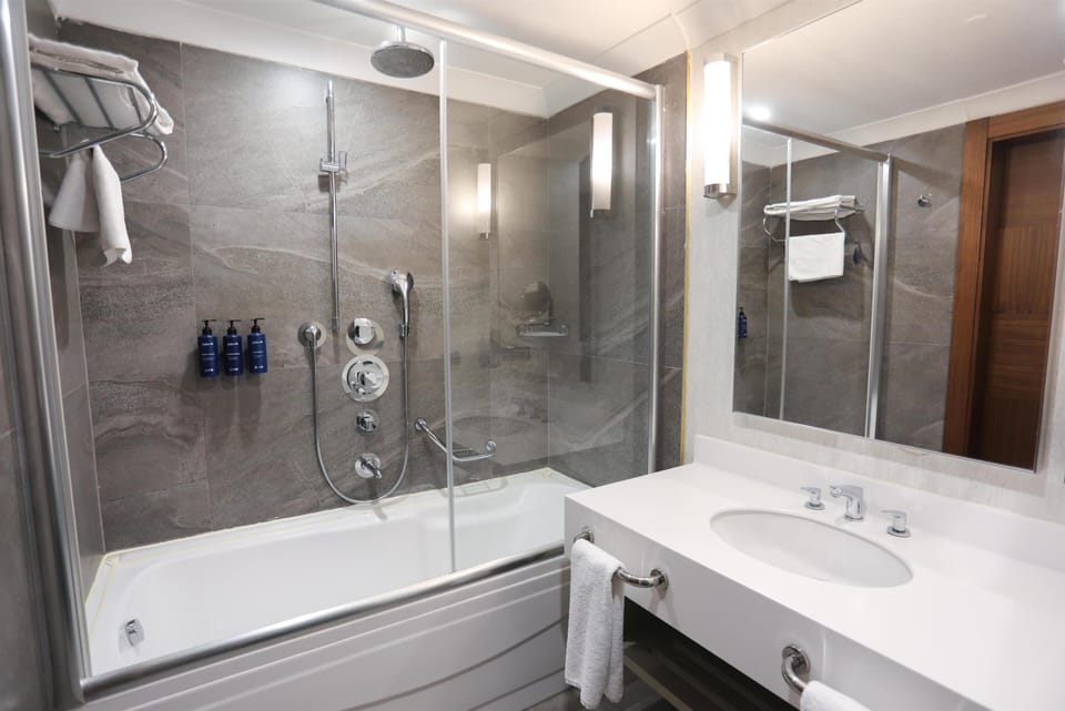 Room (Guest) | Bathroom | Combined shower/tub, deep soaking tub, rainfall showerhead