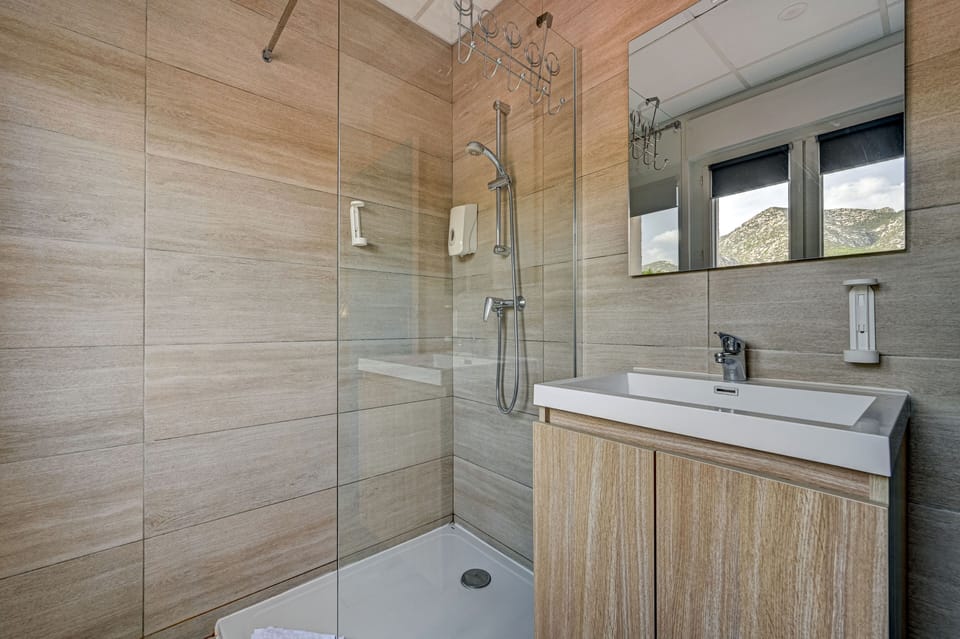 Comfort Double Room | Bathroom | Shower, free toiletries, hair dryer, towels