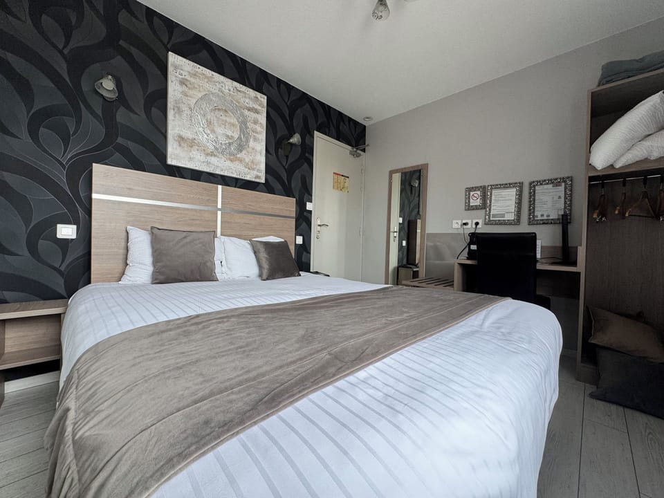 Standard Double or Twin Room | Desk, laptop workspace, soundproofing, cribs/infant beds