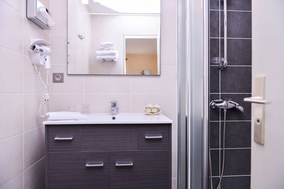 Shower, hair dryer, towels