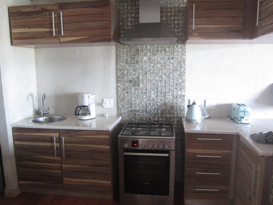 Coffee/tea maker, full-size fridge, microwave, oven