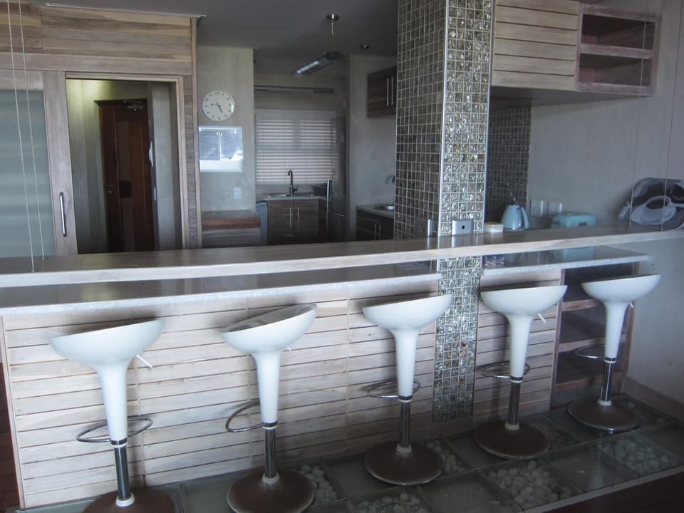 Coffee/tea maker, full-size fridge, microwave, oven