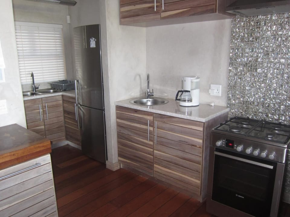 Coffee/tea maker, full-size fridge, microwave, oven