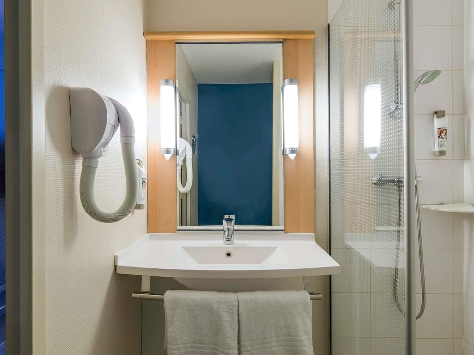 Premium bedding, in-room safe, desk, blackout drapes